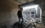 Un Palestinien se tient sur les décombres d'un bâtiment après une attaque aérienne israélienne, le 7 avril 2025 à Deir el-Balah, dans le centre de la bande de Gaza