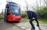 Benedikt Hanne, étudiant de 24 ans en formation pour la conduite d'un tramway, effectue un changement d'aguillage manuel à Nuremberg, en Allemagne, le 21 mars 2024