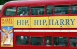Une publicité pour le dernier volume des aventures de Harry Potter sur un bus à impériale, le 19 juin 2003 à Londres