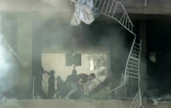 Des habitants recherchent des survivants sur le site d'une frappe aérienne israélienne qui a ciblé un bâtiment dans la banlieue sud de Beyrouth, le 14 juin 2026 au Liban