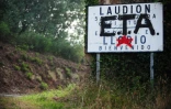 Sur cette photo du 6 septembre 2010, un graffiti en faveur de l'ETA recouvre un panneau annonçant la bienvenue aux visiteurs dans le village basque de Llodio.