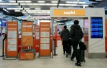 Des voyageurs arrivent au comptoir d'enregistrement d'EasyJet à l'aéroport d'Orly, alors qu'une partie du personnel de la compagnie est en grève, le 6 avril 2026 dans le Val-de-Marne