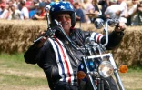 En juillet 2009 à l'occasion du festival automobile de Goodwood, en Angleterre, Peter Fonda était arrivé juché sur une réplique de la moto qu'il enfourchait quarante ans plus tôt dans "Easy Rider"