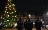 Des policiers en faction près du marché de Noël de Strasbourt deux jours après une attaque terroriste, le 13 décembre 2018