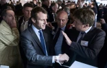 Le ministre de l'Economie Emmanuel Macron avec le maire de Lyon Gérard Collomb (au c.) le 2 juin 2016 à Pierre-Bénite (Rhône)