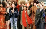 Le styliste japonais Kenzo entouré par des mannequins à l'issue de la présentation de sa collection de prêt-à-porter Automne-Hiver, en mars 1998 à Paris