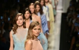 Des mannequins présentent la collection du créateur Ermanno Scervino, le 24 septembre 2016 à la Fashion week de Milan