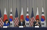 Le président américain Barack Obama (centre) avec le Premier ministre japonais Shinzo Abe (d) et la présidente sud-coréenne Park Geun-Hye lors d'une rencontre trilatérale en marge du sommet sur la sûreté nucléaire à Washington le 31 mars 2016