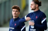 Le meneur de jeu des Bleus Antoine Griezmann (gauche) et Adrien Rabiot, lors d'une séance d'entraînement à Turin, le 8 octobre 2021 