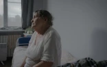 Zinaïda Guyrenko est assise sur son lit dans la chambre qu'elle occupe dans un refuge pour seniors à Kharkiv, en Ukraine, le 26 mars 2025 