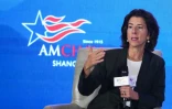 La secrétaire américaine au Commerce, Gina Raimondo lors d'une réunion de femmes d'affaires organisée par la Chambre américaine de commerce en Chine, le 30 août 2023 à Shanghai