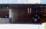 Le 14 août 2017 une voiture passe sous le pont de l'Alma à Paris là où Diana, "la princesse des coeurs", trouva la mort en percutant un pilier du tunnel