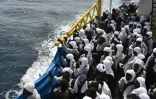 Des migrants secourus en Méditerranée à leur arrivée le 26 mai 2016 à Cagliari en Sardaigne