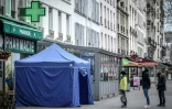 Tente devant une pharmacie à Paris pour effectuer un test Covid-19, le 23 décembre 2021