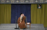 Cette photo diffusée par le bureau du guide suprême iranien, l'ayatollah Ali Khamenei, le 22 décembre 2024, le montre saluant des invités alors qu'il prononce un discours à Téhéran