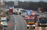 Pompiers et secouristes sur le lieu d'un carambolage survenu le 30 janvier 2017 sur  l'autoroute A13, dans les Yvelines