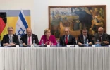 Le Premier ministre Benjamin Netanyahu (C-D) et la chancelière allemande Angela Merkel (C-G) rencontrent des hommes d'affaires israéliens et allemands à Jérusalem, le 4 octobre 2018 