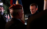 Emmanuel Macron salue un vétéran lors de commémorations de la première guerre mondiale, le 6 novembre 2018 à Reims 