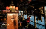 Un membre de l'équipage à bord de la jonque "Duk Ling", le 27 novembre 2020 à Hong Kong