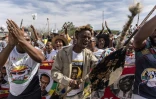 Des militants du parti nationaliste Inkhata chantent devant la maison funéraire où repose Mangosuthu Buthelezi, le 15 septembre 2023 à Ulundi, en Afrique du Sud