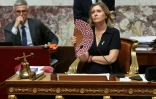 La présidente de l'Assemblée nationale, Yaël Braun-Pivet, s'évente lors des questions au gouvernement à l'Assemblée nationale, le 23 juin 2026 à Paris