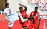 Le milieu gabonais de Dijon, Didier Ndong (c), aux prises avec le défenseur du Paris-SG, Thilo Kehrer, lors du match de Ligue 1 à Dijon, le 27 février 2021