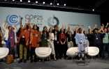 De jeunes militants environnementaux chantent à la fin d'une réunion à la COP 25 à Madrid, le 11 décembre 2019