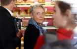 La Première ministre Elisabeth Borne en campagne pour les législatives, à Villers-Bocage, dans le Calvados le 21 mai 2022
