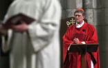 L'archevêque allemand Rainer Maria Woelki prie pendant la messe du Vendredi Saint en la cathédrale de Cologne, le 2 avril 2021