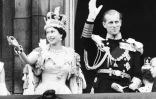 Elizabeth II et son mari le prince Philip sur le balcon du palais de Buckingham, le 2 juin 1953 