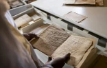 Mohamed Ben Baty contemple un très ancien manuscrit, le 4 avril 2025, dans la ville médiévale de Oualata, en Mauritanie