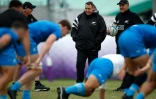Le sélectionneur des All Blacks Steve Hansen (c) dirige une séance d'entraînement, le 24 octobre 2019 à Tokyo