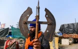 Un guerrier du Nihang, première ligne de défense des agriculteurs opposés aux réformes du gouvernement, le 21 décembre 2020 à Singhu, en Inde