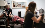 Dernières coupes dans un salon de coiffure de Glendale, en Arizona, le 4 avril 2020, avant la fermeture