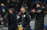 Le coach de Tottenham Antonio Conte (G) et celui de Liverpool Jürgen Klopp lors du match entre les Spurs et les Reds à Londres, le 19 décembre 2021