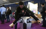 Un visiteur du salon "Laval Virtual" sur un simulateur de vol, le 22 mars 2017 à Laval en Mayenne