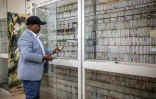 Jama Musse Jama, directeur du centre culturel d’Hargeisa, devant une collection de vieilles cassettes de chansons et poèmes traditionnels du Somaliland, le 11 novembre 2024 à Hargeisa, en Somalie