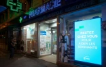 Une pharmacie ouverte la nuit place Clichy, à Paris, le 9 avril 2020