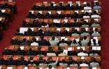 Des délégués militaires siègent avec d'autres délégués durant la séance de clôture d'une session du Parlement chinois, à Pékin le 28 mai 2020