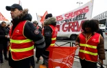 Des salariés et membres du syndicat CGT manifestent lors d'une grève du personnel de la Tour Eiffel, le 20 février 2024 à Paris