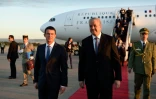 Le Premier ministre français Manuel Valls accueilli par son homologue algérien Abdelmalek Sellal à son arrivée le 9 avril 2016 à l'aéroport d'Alger 