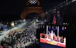 La scène de Dionysos sur un écran géant lors de la cérémonie d'ouverture des Jeux de Paris, le 26 juillet 2024