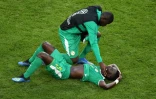 Le Sénégalais Idrissa Gana Gueye éffondré après la défaite face à la Colombie et l'élimination du Mondial, le 28 juin 2018 à Samara