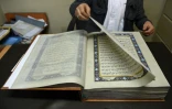 Un Coran en soie dans les 610 pages ont été peintes à la main, le 19 avril 2018 à la Fondation britannique Turquoise Mountain, à Kaboul