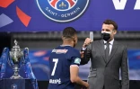 Kylian Mbappé, l'attaquant du PSG et de l'équipe de France de football, félicité par le président Emmanuel Macron, après la victoire de Paris face à Monaco en finale de la Coupe de France, le 10 mai 2021 au Stade de France à Saint-Denis