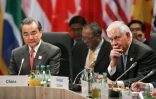 Le secrétaire d'Etat américain Rex Tillerson et le ministre chinois des Affaires étrangères Wang Yi lors du G20 le 16 février 2017 à Bonn