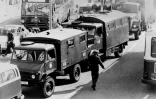 Des véhicules blindés arrivent au village olympique de Munich pendant une prise d'otages de sportifs israéliens par un commando palestinien, le 5 septembre 1972 