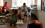 Un enfant est examiné par un médecin, le 14 septembre 2023 à Myrne, en Ukraine