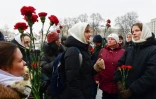 Des femmes de Russes mobilisés pour combattre en Ukraine déposent des fleurs sur la flamme du soldat inconnu sous les murs du Kremlin, en signe de protestation, pour demander le retour de leurs maris du front, le 6 janvier 2024 à Moscou
