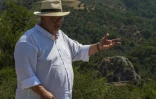 Altan Altin, historien ayant longuement étudié le lien entre Homère et Izmir, présente les grottes d'Homère à Bornova, le 7 août 2026 en Turquie